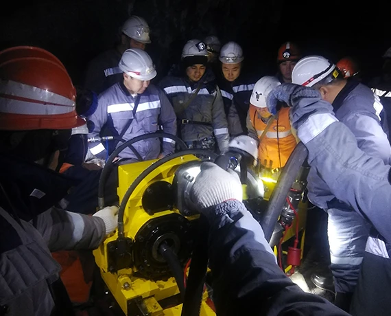 A equipe da Xingda est&aacute; prestando servi&ccedil;os aos clientes no Cazaquist&atilde;o