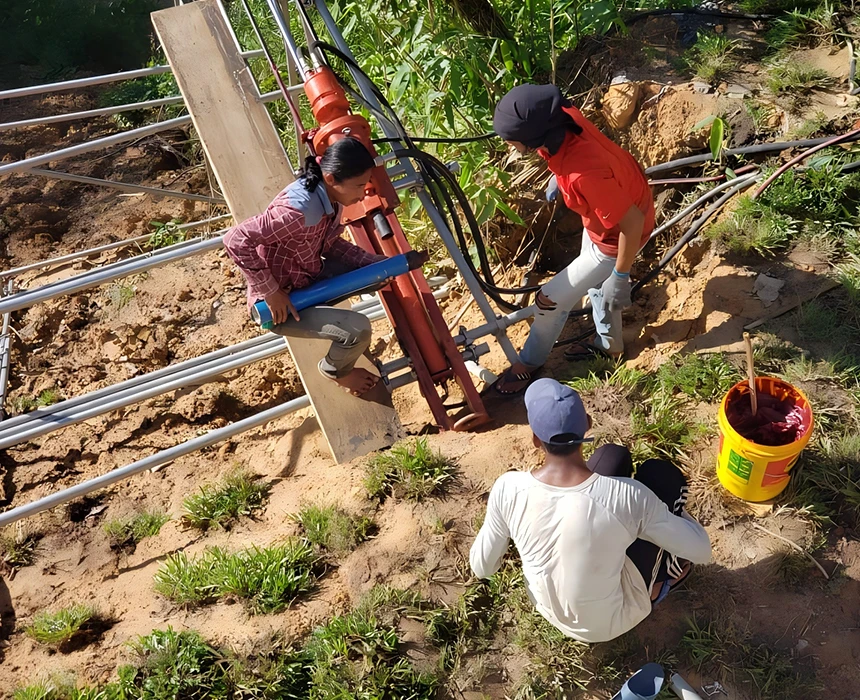 Solu&ccedil;&atilde;o de refor&ccedil;o de talude de equipamento de perfura&ccedil;&atilde;o pneum&aacute;tico port&aacute;til